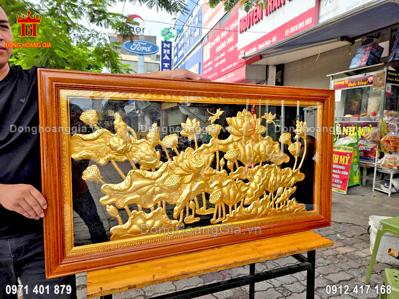 Tranh hoa sen bằng đồng mạ vàng 24K thích hợp treo tại phòng khách sang trọng